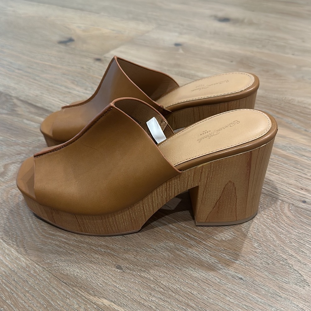 Universal Thread clogs - Picture 2 of 2